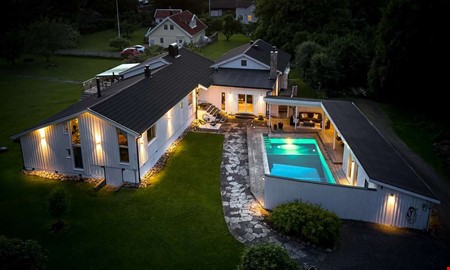 Villa med tv� bost�der, pool och altaner popul�r