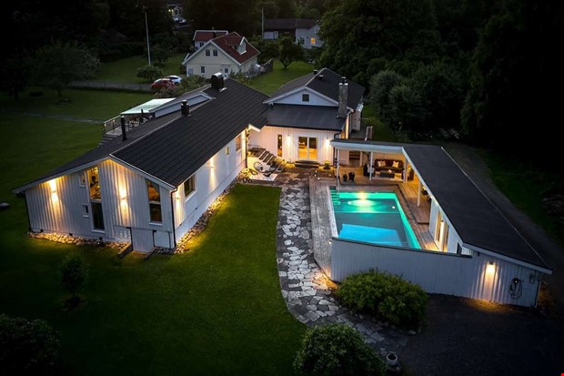 Villa med två bostäder, pool och altaner populär Villa med två bostäder, pool och altaner populär