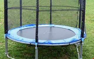 Fel kantskydd till studsmatta � tvist om byte