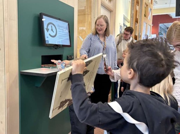 Film: Biblioteket invigde ny robot Film: Biblioteket invigde ny robot