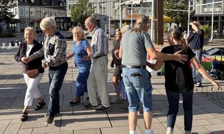 S� blir �rets sommartorg: �Mer av en r�d tr�d� 