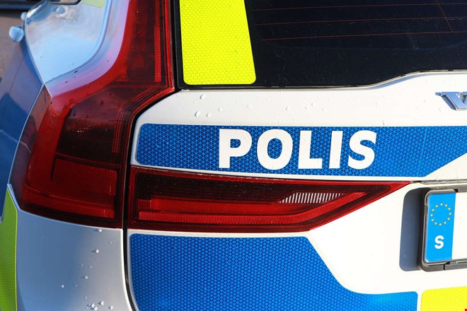 Bil k�rde i diket � krockade med stolpe 