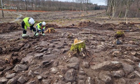 Forntida gravar blottas i v�gbyggets sp�r