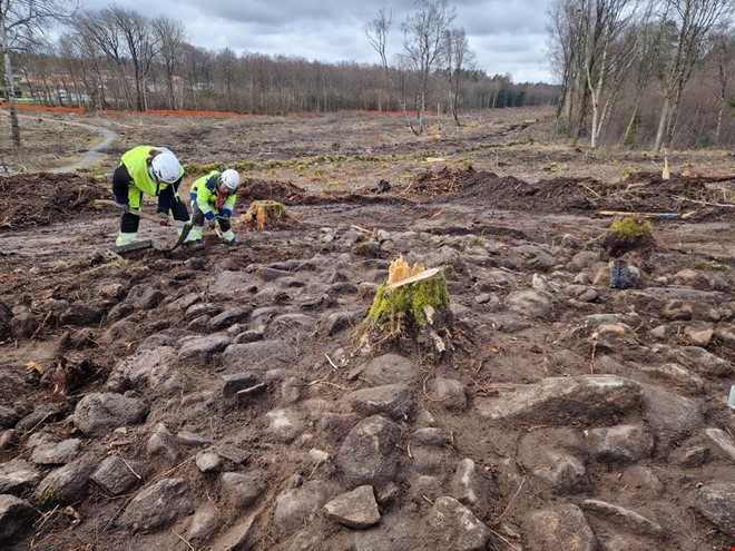 Forntida gravar blottas i v�gbyggets sp�r