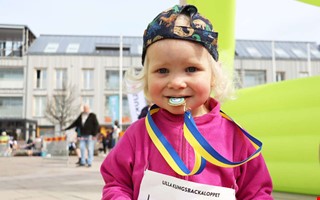 Folkfest och l�pargl�dje � se bilderna fr�n Kungsbackaloppet