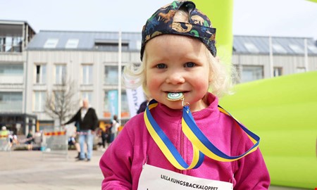 Folkfest och l�pargl�dje � se bilderna fr�n Kungsbackaloppet