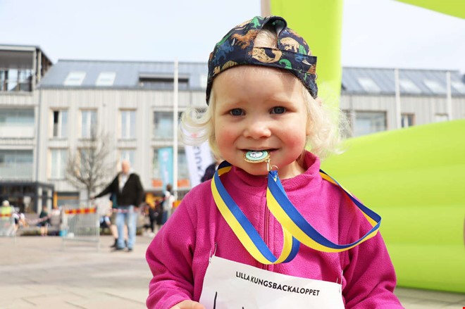 Folkfest och l�pargl�dje � se bilderna fr�n Kungsbackaloppet