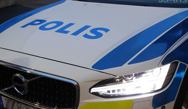 V�ldsam man p� krog � polisen larmades 