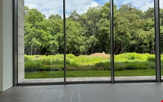 Bygge av ny villa stoppas � f�nsterna blir f�r stora 