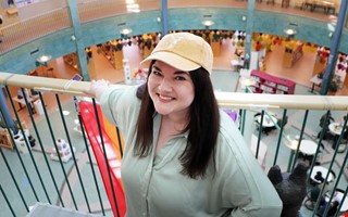 Isabelles kreativa resa b�rjade med en gul kamera