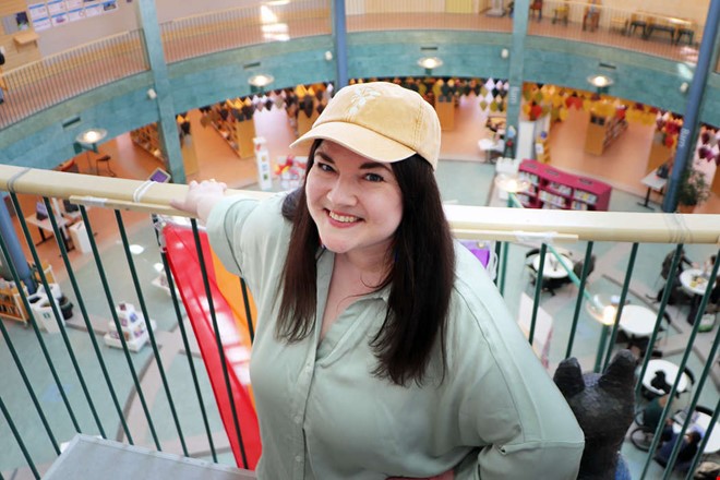 Isabelles kreativa resa b�rjade med en gul kamera