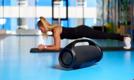 H�g musik granskas p� gym och uteserveringar