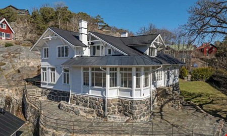 M�nga nyfikna p� sk�rg�rdsvilla p� Stallbacken 