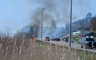 Onsalav�gen st�ngdes av � eldning spred sig snabbt