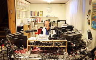 Royne tillbaka i etern � l�ter musiken fl�da igen