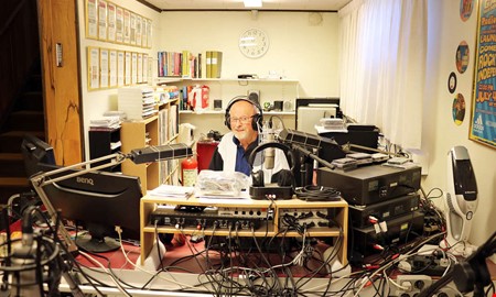 Royne tillbaka i etern � l�ter musiken fl�da igen