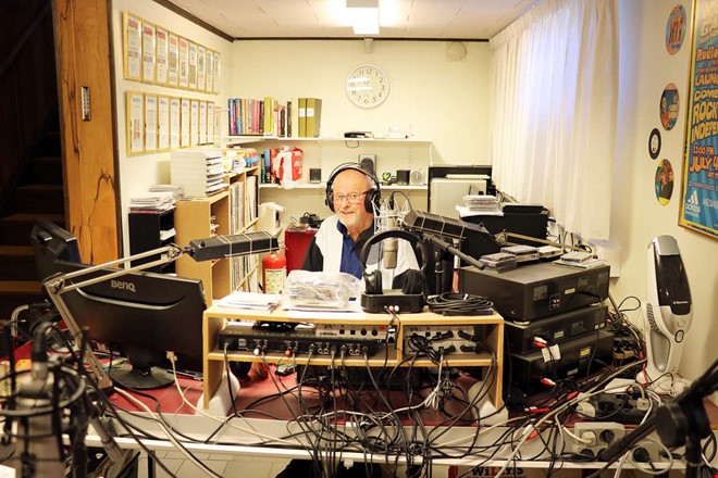 Royne tillbaka i etern � l�ter musiken fl�da igen