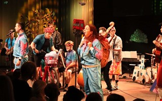 14 l�rare i storband � barnen bj�ds p� musikfest