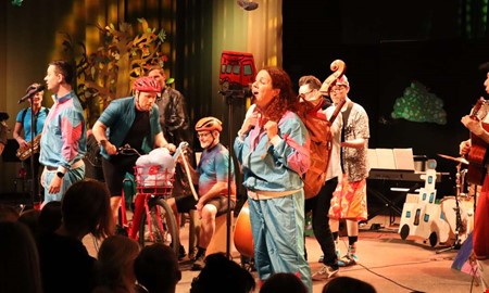 14 l�rare i storband � barnen bj�ds p� musikfest