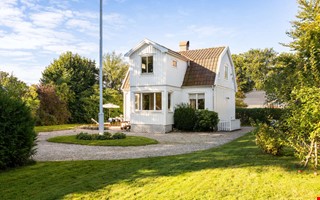 30-talsvilla med stor tr�dg�rd n�ra havet lockar