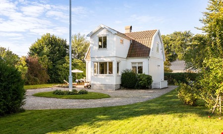 30-talsvilla med stor tr�dg�rd n�ra havet lockar