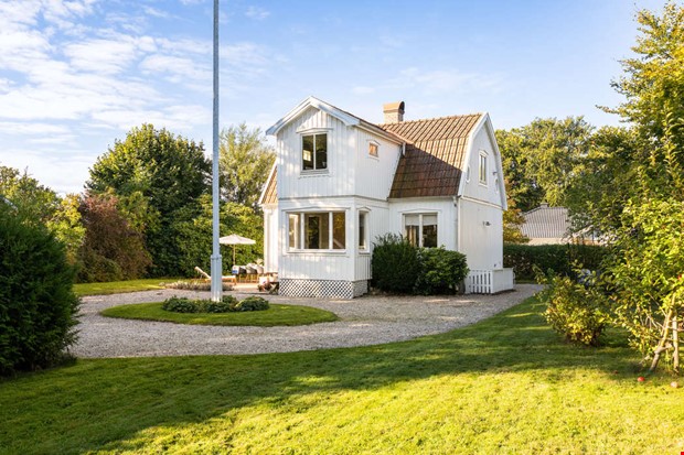 30-talsvilla med stor tr�dg�rd n�ra havet lockar