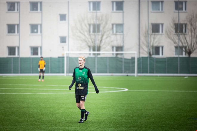 Tung f�rlust f�r T�l� � tr�naren hyllar K�ll och mittbackparet 