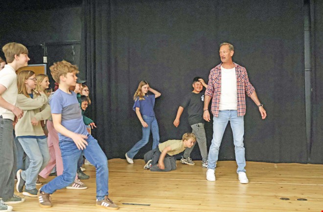 Robin Stegmar i jakt p� sina scenbarn till musikal