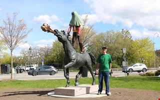 Festlig inramning n�r nya konstverket avt�cktes