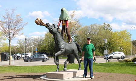 Festlig inramning n�r nya konstverket avt�cktes