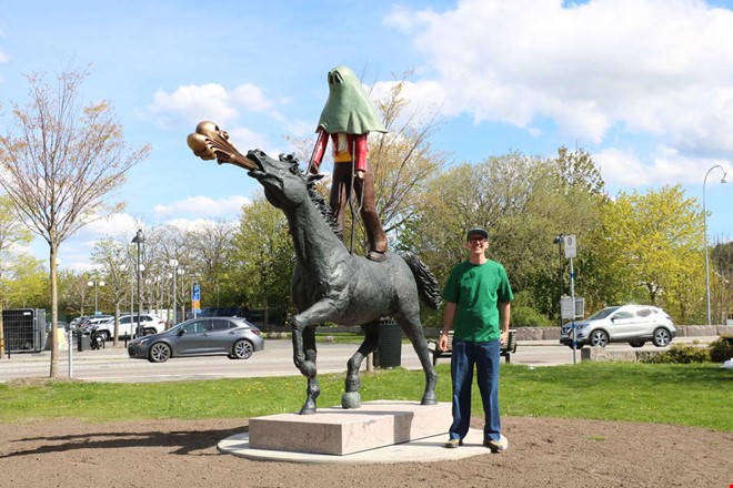 Festlig inramning n�r nya konstverket avt�cktes