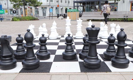 Kung saknas � Sommartorget riskerar att bli utan schack