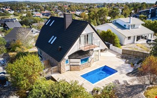Villa med pool och hamnutsikt v�cker intresse