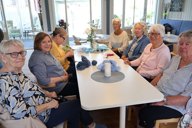 Möts över maskor på stickkafé med hjärta Möts över maskor på stickkafé med hjärta