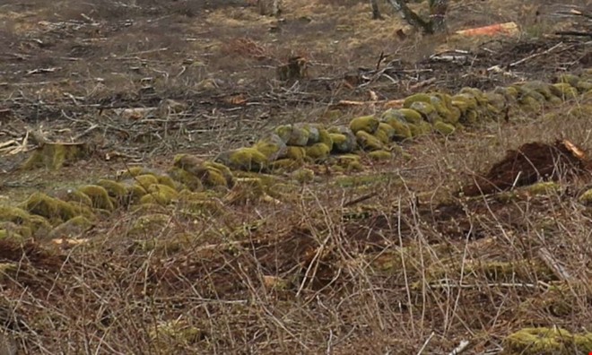 Onsalav�gen stoppas av gamla stenmur