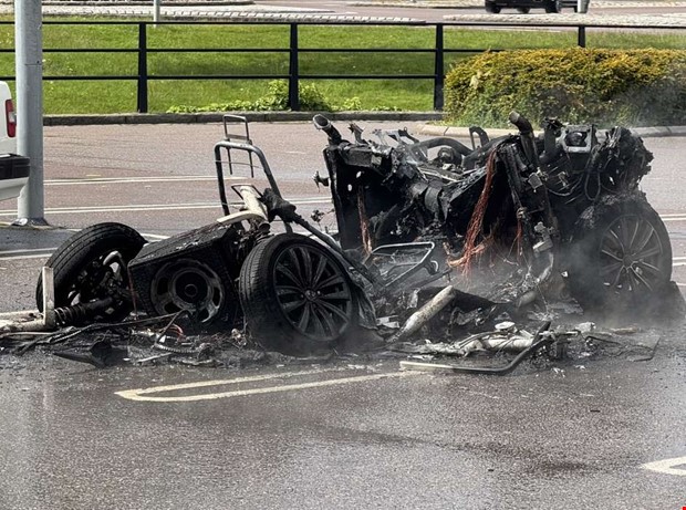 Mopedbil i lågor utanför gymnasiet Mopedbil i lågor utanför gymnasiet