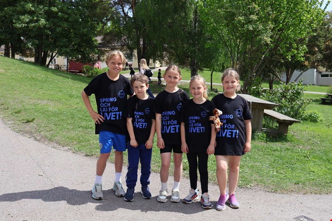 Gottsk�rsbarnen springer och l�ser f�r livet