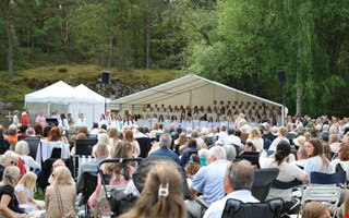 Stor folkfest n�r n�rmare 100 ungdomar konfirmerade sig
