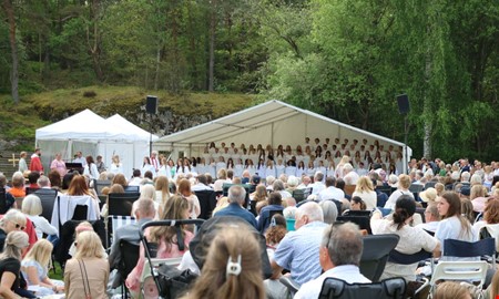 Stor folkfest n�r n�rmare 100 ungdomar konfirmerade sig