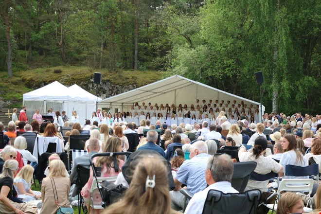 Stor folkfest n�r n�rmare 100 ungdomar konfirmerade sig