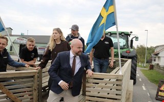 Minister p� bes�k i Fj�r�s � tr�ffade lantbrukare 