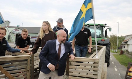 Minister p� bes�k i Fj�r�s � tr�ffade lantbrukare 