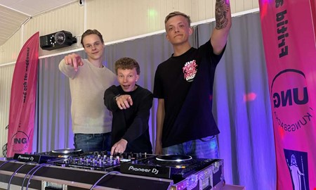 DJ:s sätter tonen på stora festen i ishallen
