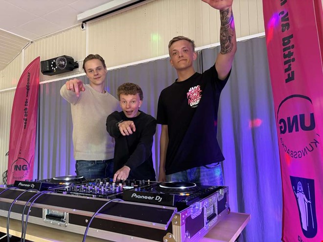 DJ:s sätter tonen på stora festen i ishallen
