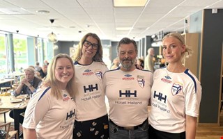 Fotbollströjor på – hotellet samlade in till cancerfonden