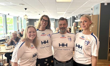 Fotbollströjor på – hotellet samlade in till cancerfonden