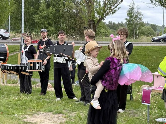 Gångtunnel med konst invigdes med humlor