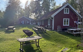 Full fart i skogen med leder och aktiviteter