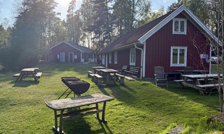 Full fart i skogen med leder och aktiviteter