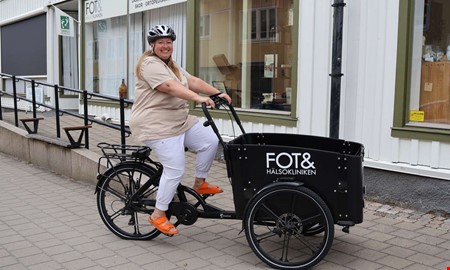 Kliniken slopar bilen – cyklar hem till kunderna